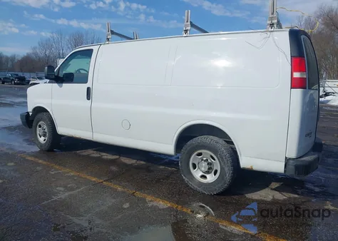 2013 Chevrolet Express 2500 Work Van z USA, uszkodzony, nr VIN 1GCWGFCG2D1111716